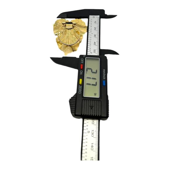 Vintage Gold Toned Textured Leaf Scarf Clip - Picture 4 of 6